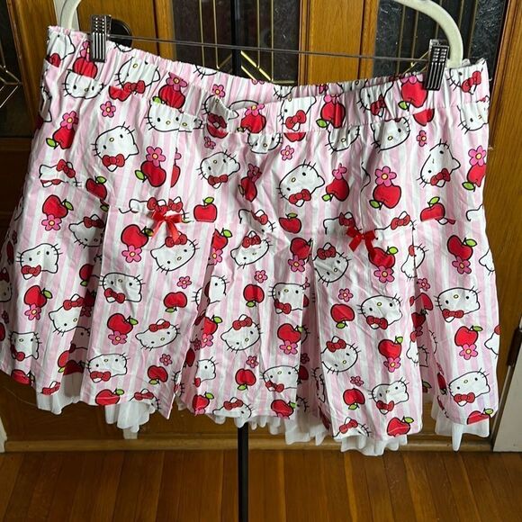 Her Universe Hello Kitty Apple Stripe Pleated Skirt Plus Size - Picture 1 of 8
